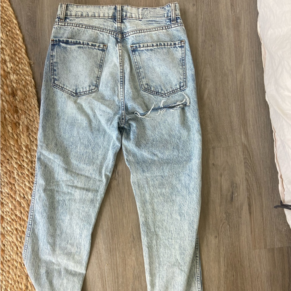 Flirty straight leg jeans with booty and knee slit